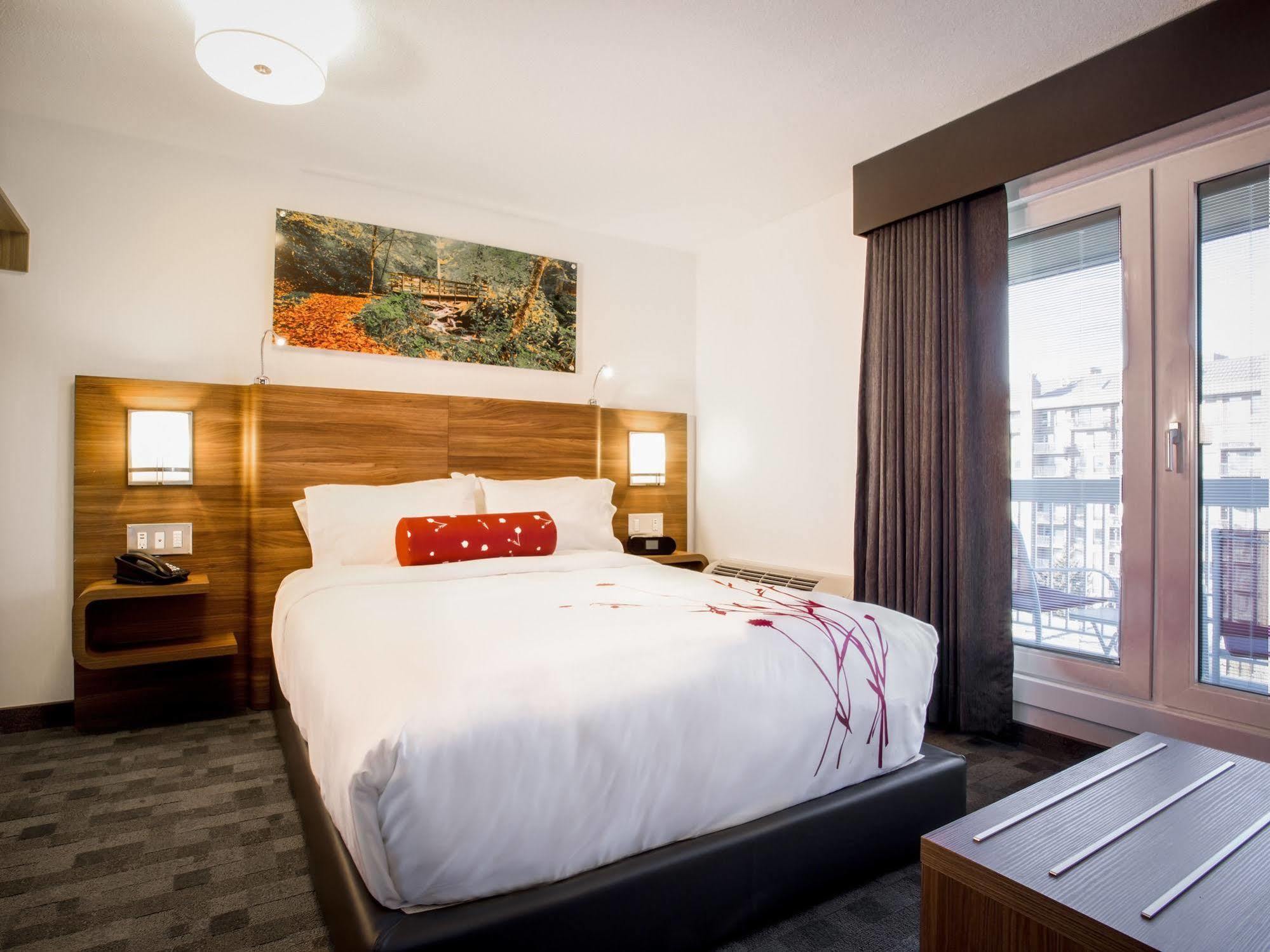 Hotel Elan YYC Eksteriør billede