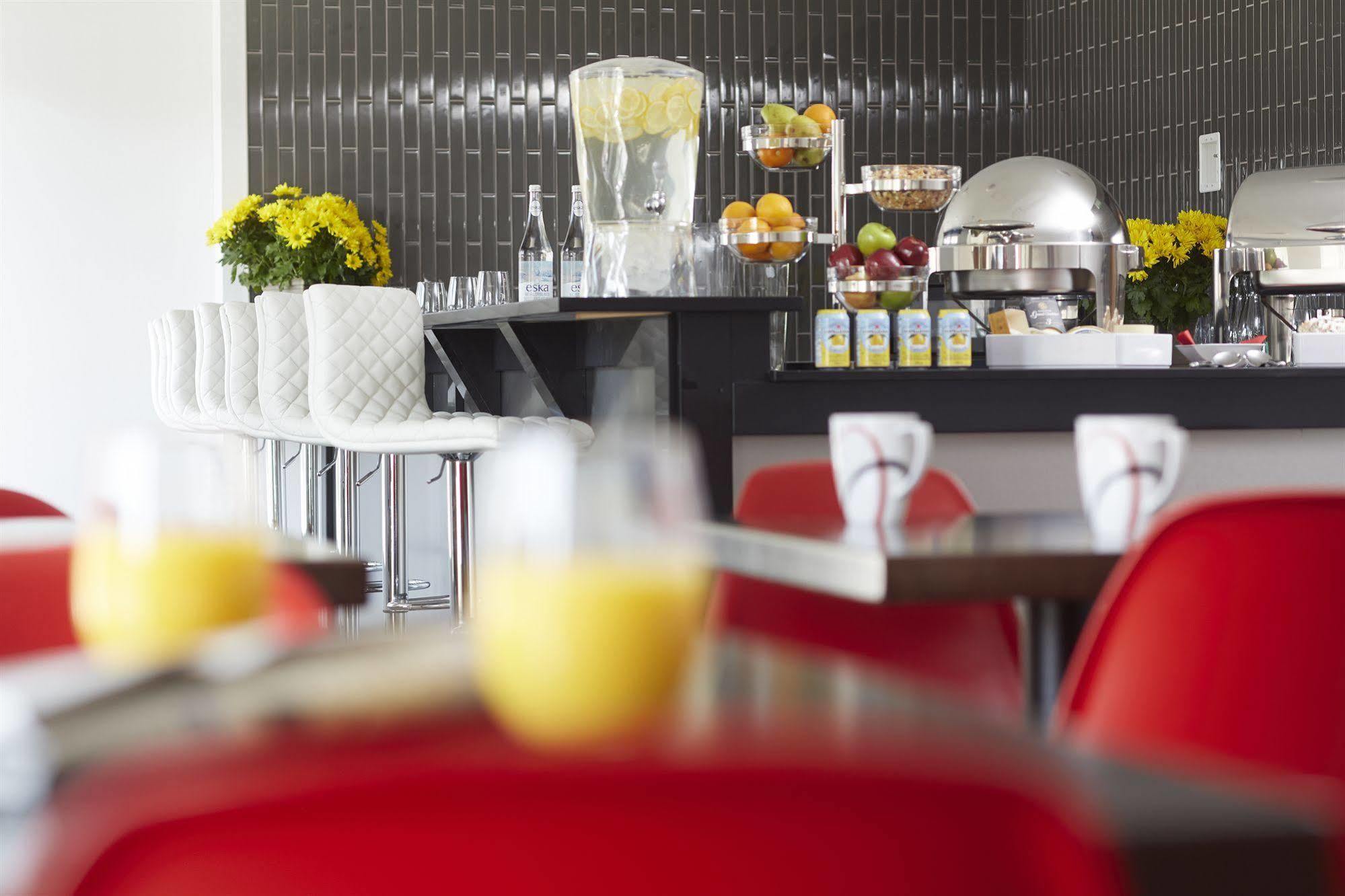 Hotel Elan YYC Eksteriør billede